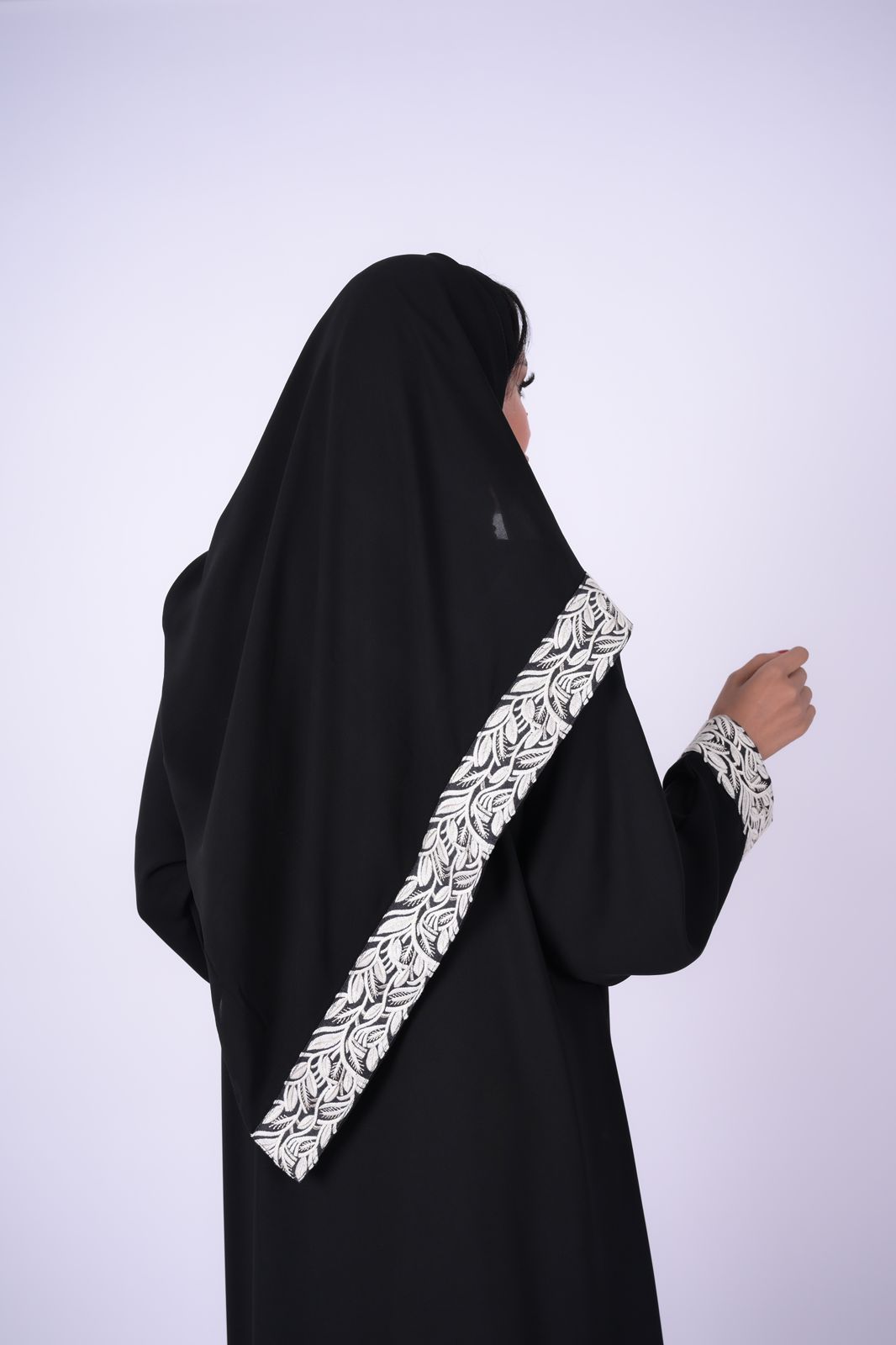 عباية H101-تطريز أبيض أنيق