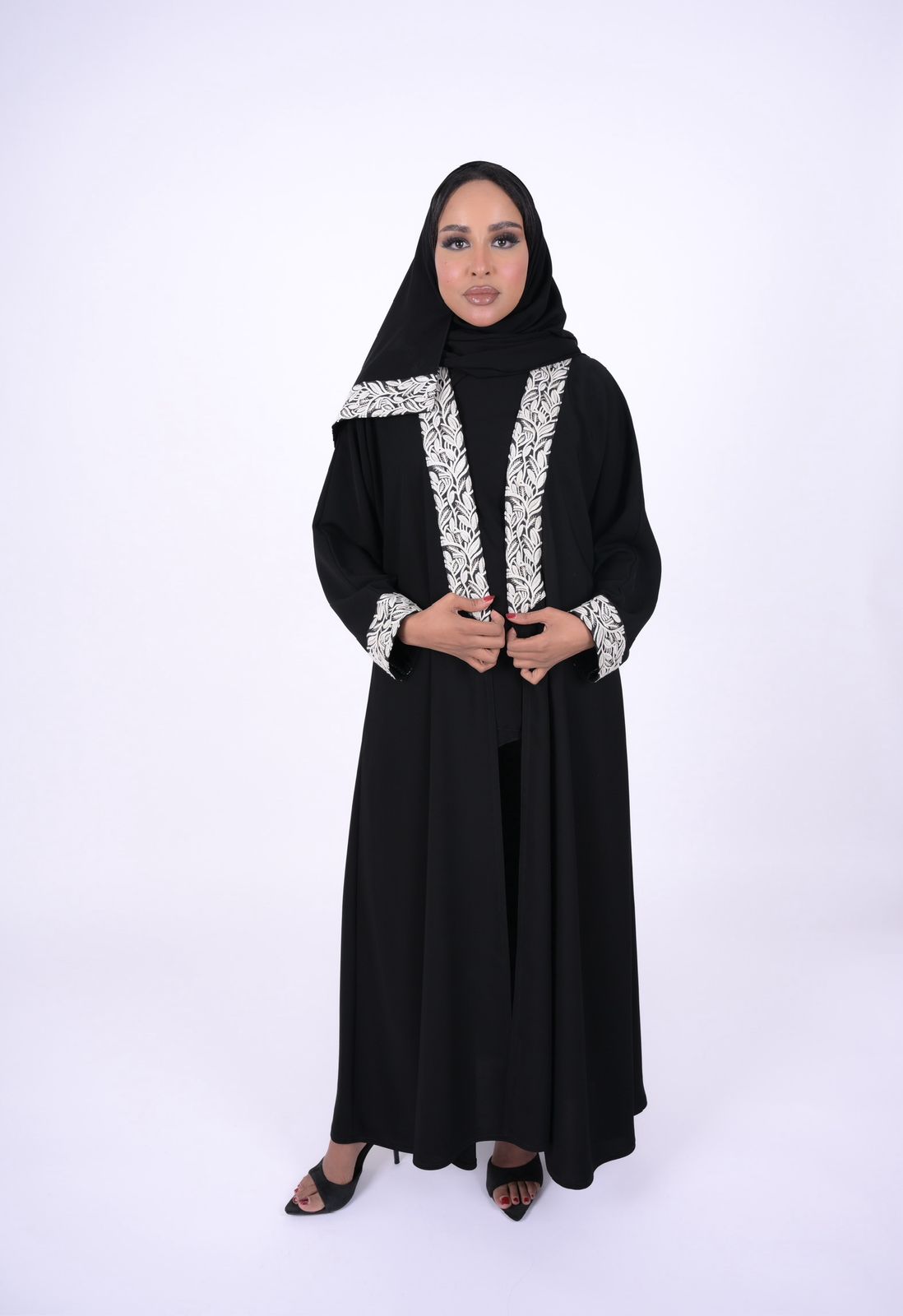 عباية H101-تطريز أبيض أنيق